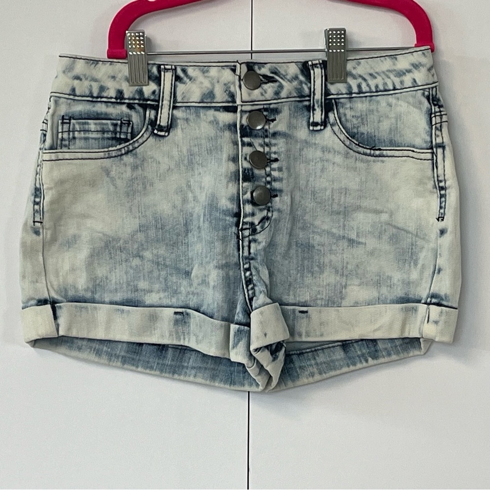 Women’s Forever 21 Light Acid Wash Button Jean Shorts. Size 26.